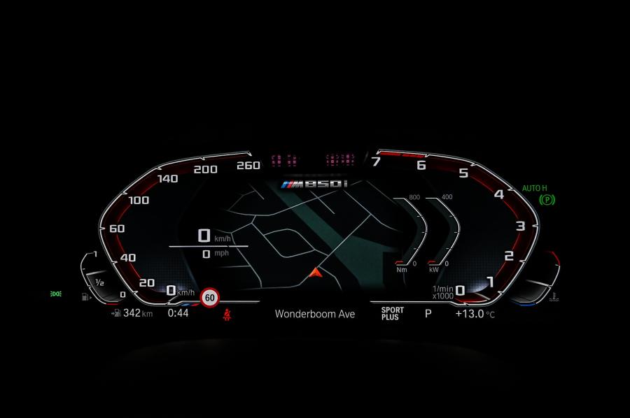 Панель приборов BMW M850i xDrive Gran Coupe (G16) 2020 года  (ZA) (фото 10 из 23)